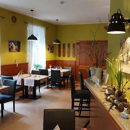 & Restaurant Lindengarten 호텔 뤼벤