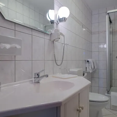 & Restaurant Lindengarten 뤼벤