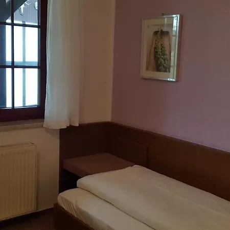 & Restaurant Lindengarten 호텔 뤼벤